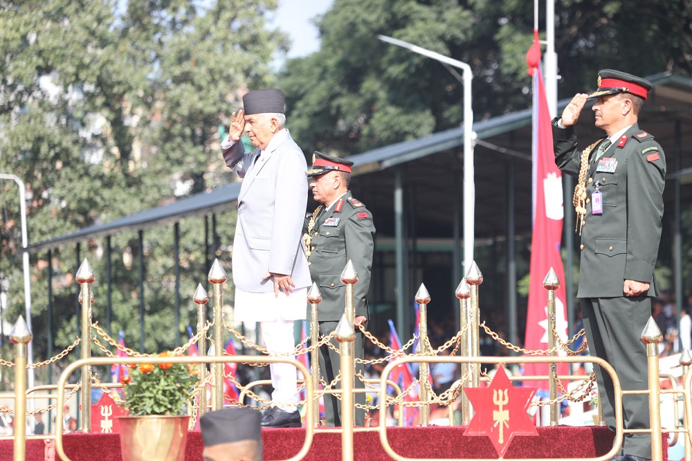 राष्ट्रपति पौडल सलामी ग्रहण गर्नुहुँदै1695198865.JPG